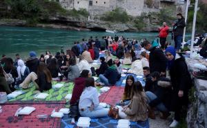 Foto: Anadolija / Više od 1.000 mladih na iftaru ispod Starog mosta u Mostaru